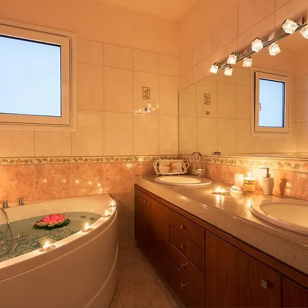 Sunny Breeze Deluxe Villa Near Beach, Private Pool *