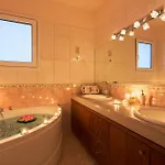 Sunny Breeze Deluxe Villa Near Beach, Private Pool *